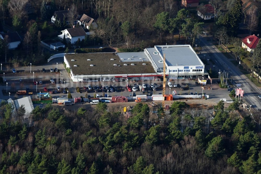 Luftaufnahme Hohen Neuendorf - Baustelle zum Neubau am Gelände des Einkaufszentrum am ehemaligen OBI - Baumarkt an der Schönfließer Straße in Hohen Neuendorf im Bundesland Brandenburg