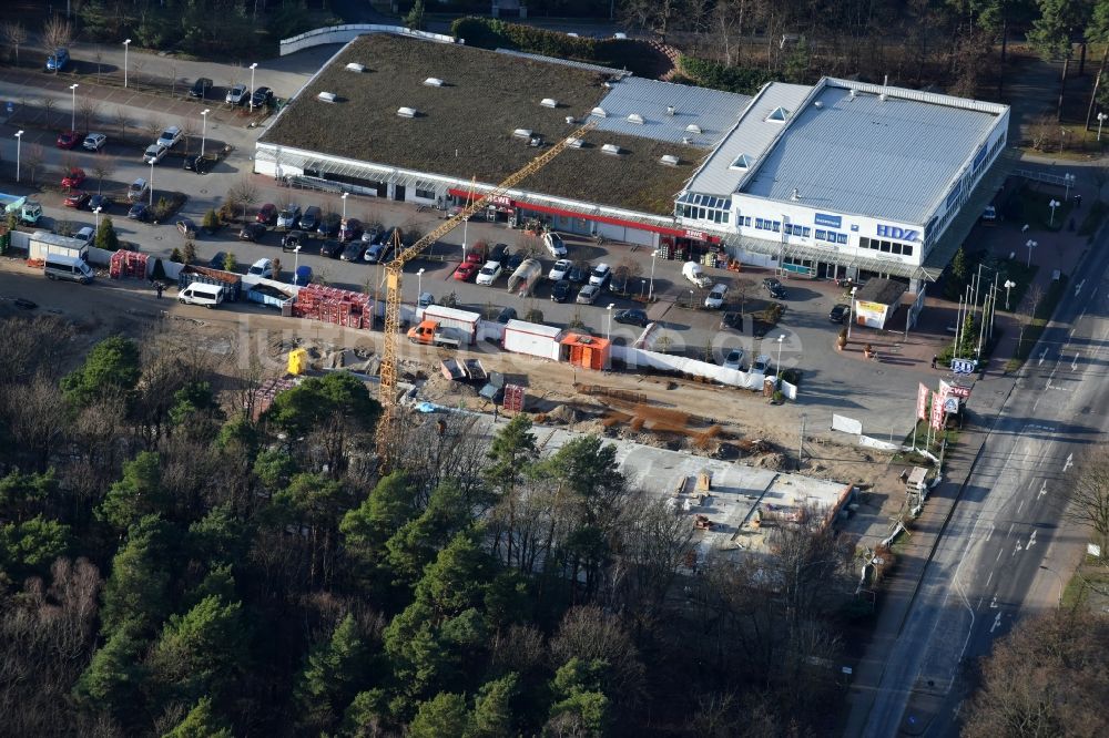 Hohen Neuendorf aus der Vogelperspektive: Baustelle zum Neubau am Gelände des Einkaufszentrum am ehemaligen OBI - Baumarkt an der Schönfließer Straße in Hohen Neuendorf im Bundesland Brandenburg