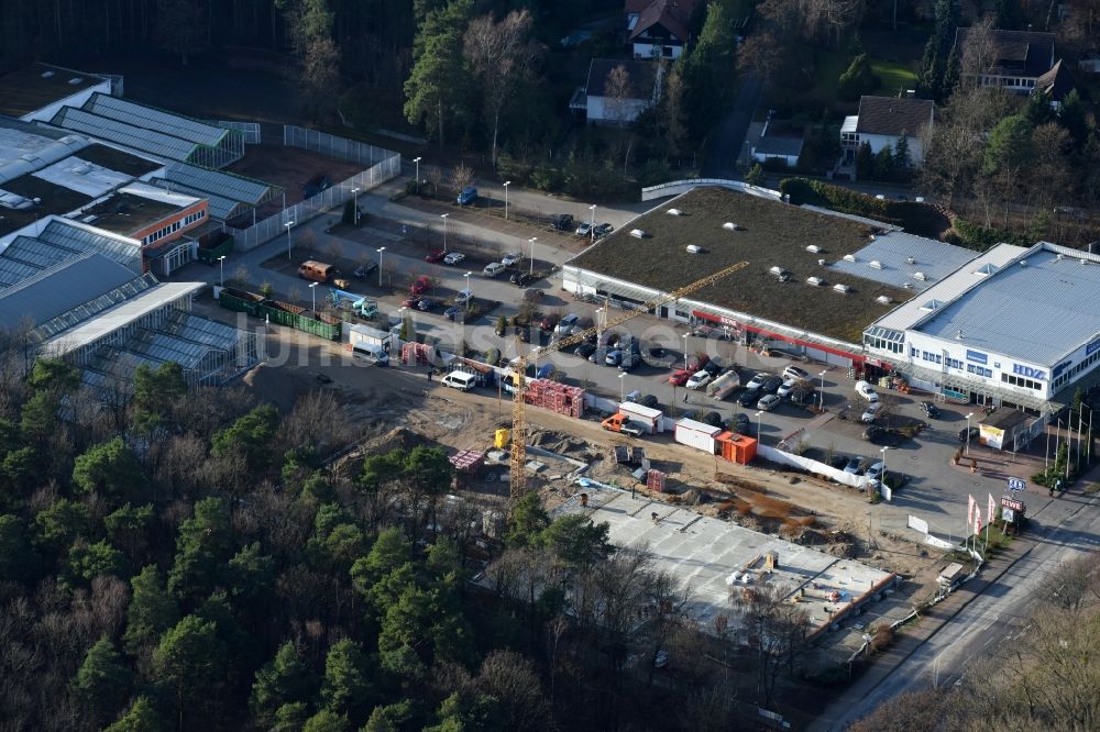 Luftaufnahme Hohen Neuendorf - Baustelle zum Neubau am Gelände des Einkaufszentrum am ehemaligen OBI - Baumarkt an der Schönfließer Straße in Hohen Neuendorf im Bundesland Brandenburg