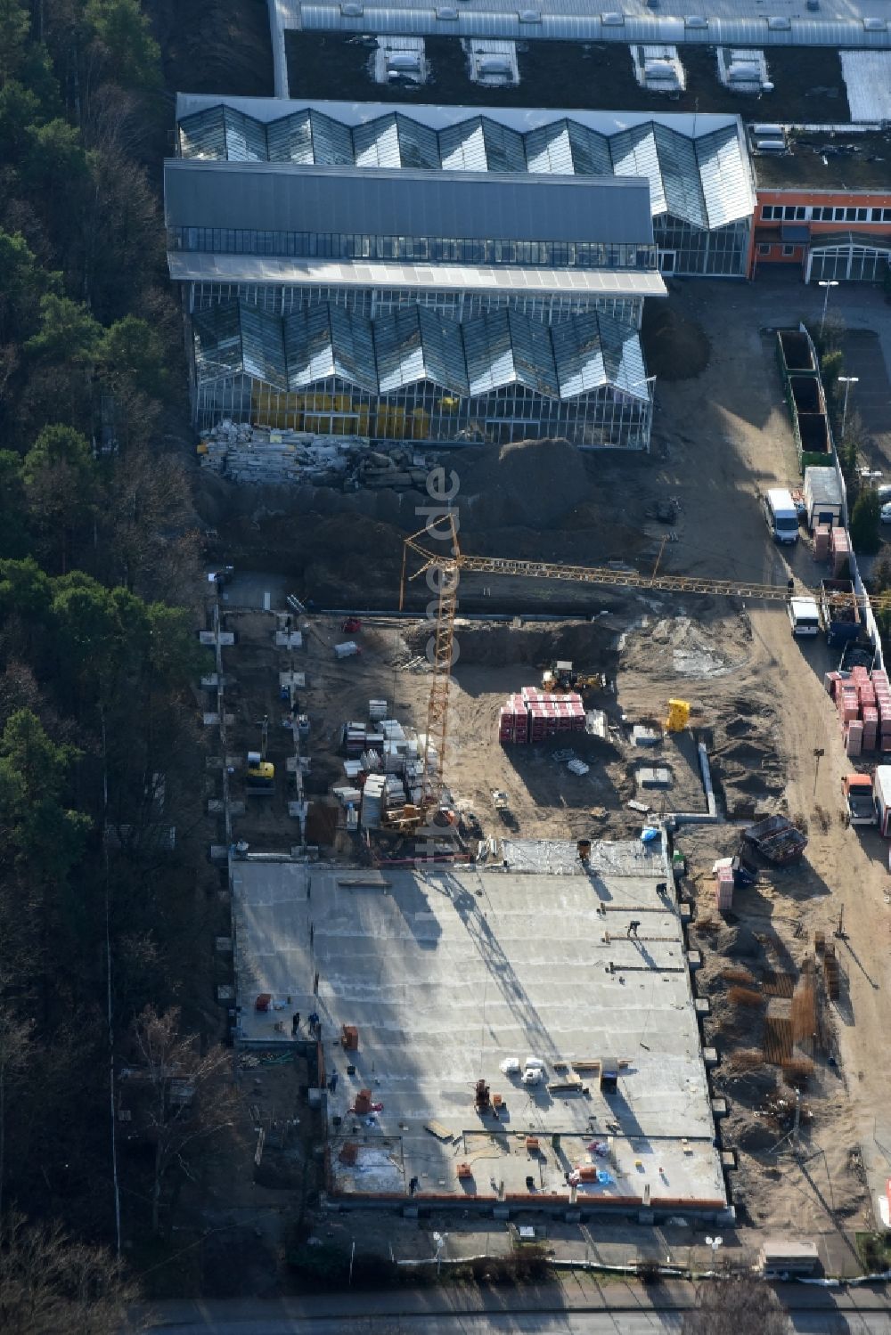 Hohen Neuendorf aus der Vogelperspektive: Baustelle zum Neubau am Gelände des Einkaufszentrum am ehemaligen OBI - Baumarkt an der Schönfließer Straße in Hohen Neuendorf im Bundesland Brandenburg