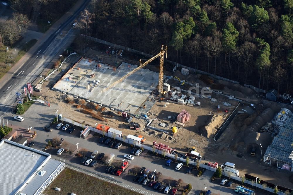 Hohen Neuendorf aus der Vogelperspektive: Baustelle zum Neubau am Gelände des Einkaufszentrum am ehemaligen OBI - Baumarkt an der Schönfließer Straße in Hohen Neuendorf im Bundesland Brandenburg