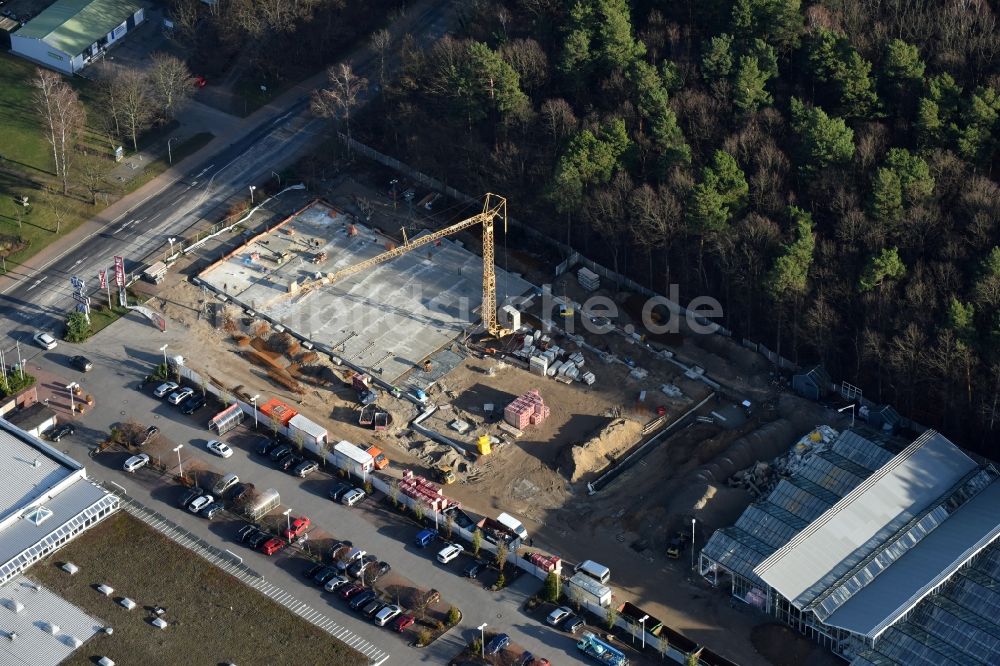 Luftbild Hohen Neuendorf - Baustelle zum Neubau am Gelände des Einkaufszentrum am ehemaligen OBI - Baumarkt an der Schönfließer Straße in Hohen Neuendorf im Bundesland Brandenburg