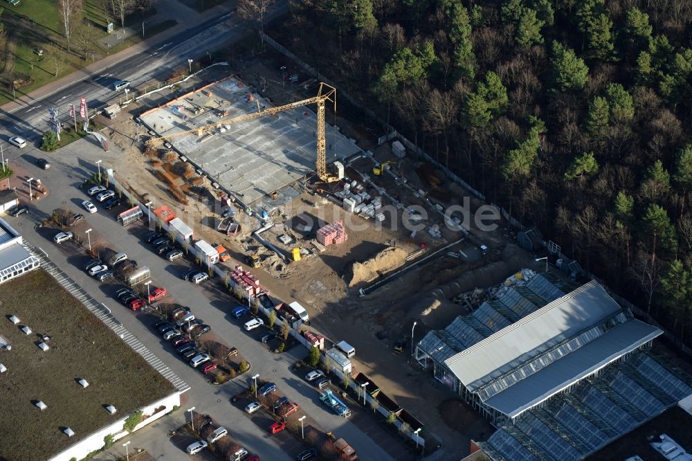 Luftaufnahme Hohen Neuendorf - Baustelle zum Neubau am Gelände des Einkaufszentrum am ehemaligen OBI - Baumarkt an der Schönfließer Straße in Hohen Neuendorf im Bundesland Brandenburg