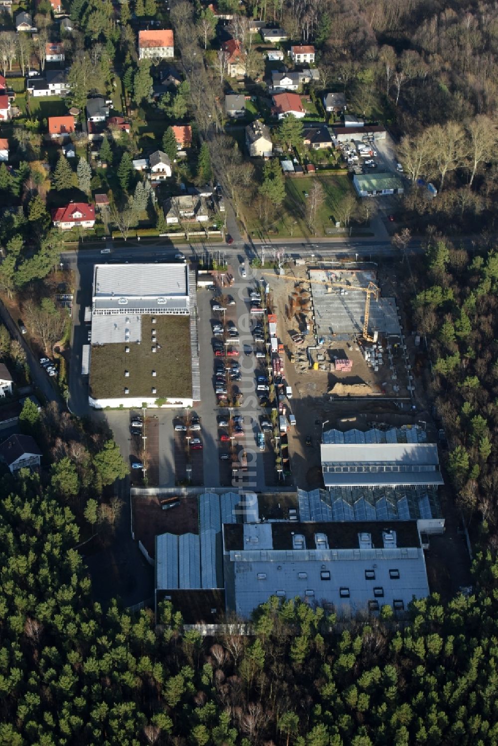 Hohen Neuendorf aus der Vogelperspektive: Baustelle zum Neubau am Gelände des Einkaufszentrum am ehemaligen OBI - Baumarkt an der Schönfließer Straße in Hohen Neuendorf im Bundesland Brandenburg