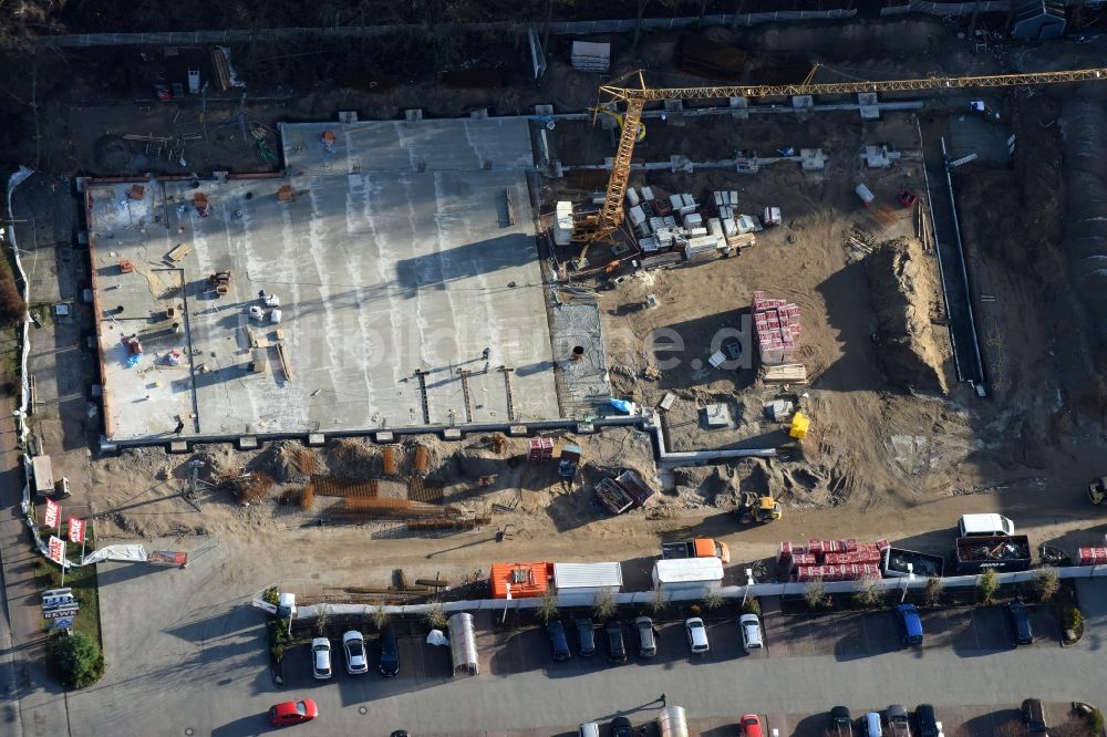 Luftaufnahme Hohen Neuendorf - Baustelle zum Neubau am Gelände des Einkaufszentrum am ehemaligen OBI - Baumarkt an der Schönfließer Straße in Hohen Neuendorf im Bundesland Brandenburg