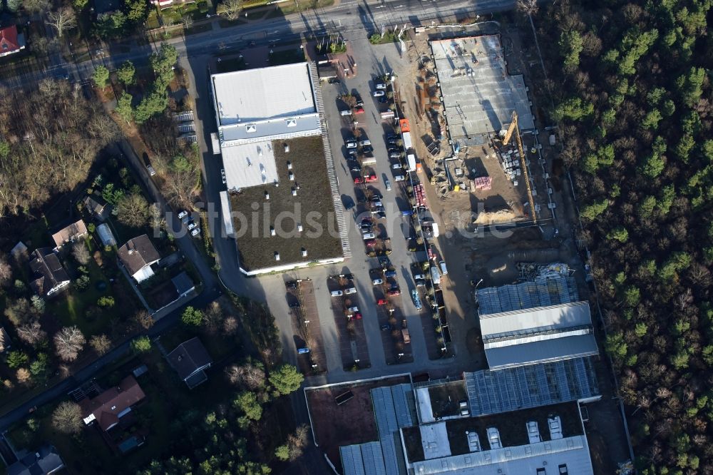 Hohen Neuendorf aus der Vogelperspektive: Baustelle zum Neubau am Gelände des Einkaufszentrum am ehemaligen OBI - Baumarkt an der Schönfließer Straße in Hohen Neuendorf im Bundesland Brandenburg