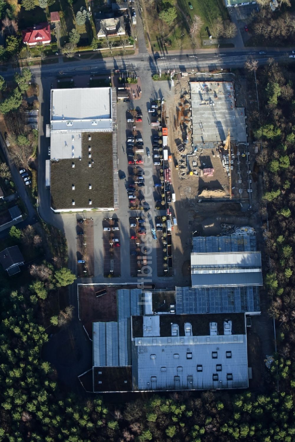 Luftbild Hohen Neuendorf - Baustelle zum Neubau am Gelände des Einkaufszentrum am ehemaligen OBI - Baumarkt an der Schönfließer Straße in Hohen Neuendorf im Bundesland Brandenburg