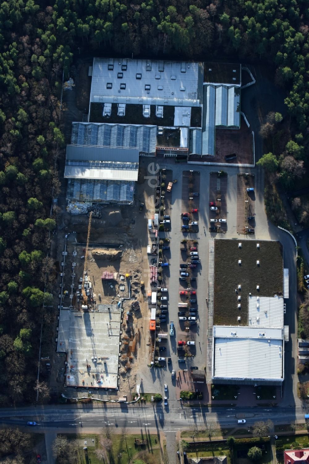 Luftaufnahme Hohen Neuendorf - Baustelle zum Neubau am Gelände des Einkaufszentrum am ehemaligen OBI - Baumarkt an der Schönfließer Straße in Hohen Neuendorf im Bundesland Brandenburg