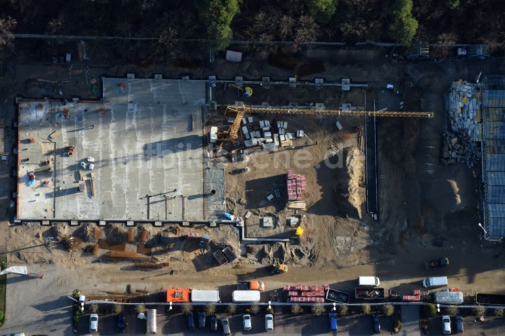 Hohen Neuendorf aus der Vogelperspektive: Baustelle zum Neubau am Gelände des Einkaufszentrum am ehemaligen OBI - Baumarkt an der Schönfließer Straße in Hohen Neuendorf im Bundesland Brandenburg