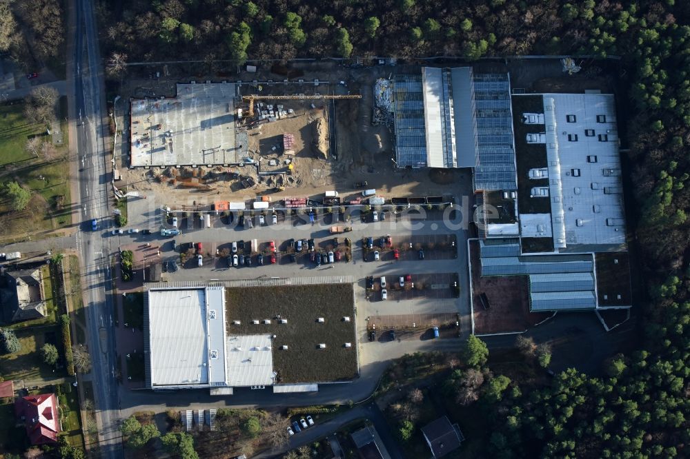 Luftbild Hohen Neuendorf - Baustelle zum Neubau am Gelände des Einkaufszentrum am ehemaligen OBI - Baumarkt an der Schönfließer Straße in Hohen Neuendorf im Bundesland Brandenburg