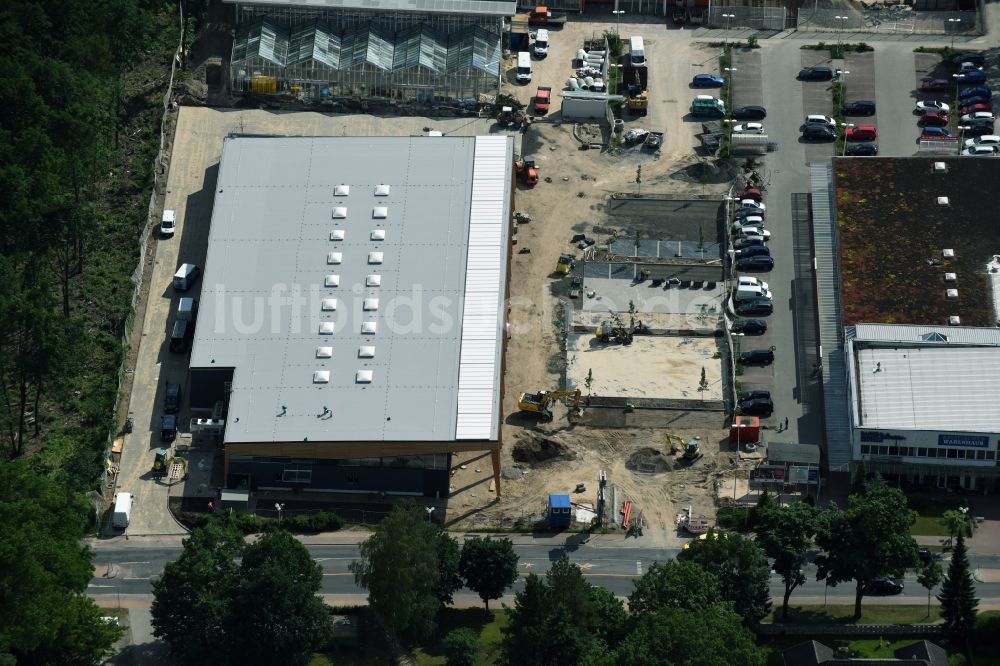 Hohen Neuendorf von oben - Baustelle zum Neubau am Gelände des Einkaufszentrum am ehemaligen OBI - Baumarkt an der Schönfließer Straße in Hohen Neuendorf im Bundesland Brandenburg