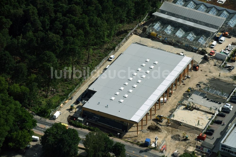 Hohen Neuendorf aus der Vogelperspektive: Baustelle zum Neubau am Gelände des Einkaufszentrum am ehemaligen OBI - Baumarkt an der Schönfließer Straße in Hohen Neuendorf im Bundesland Brandenburg