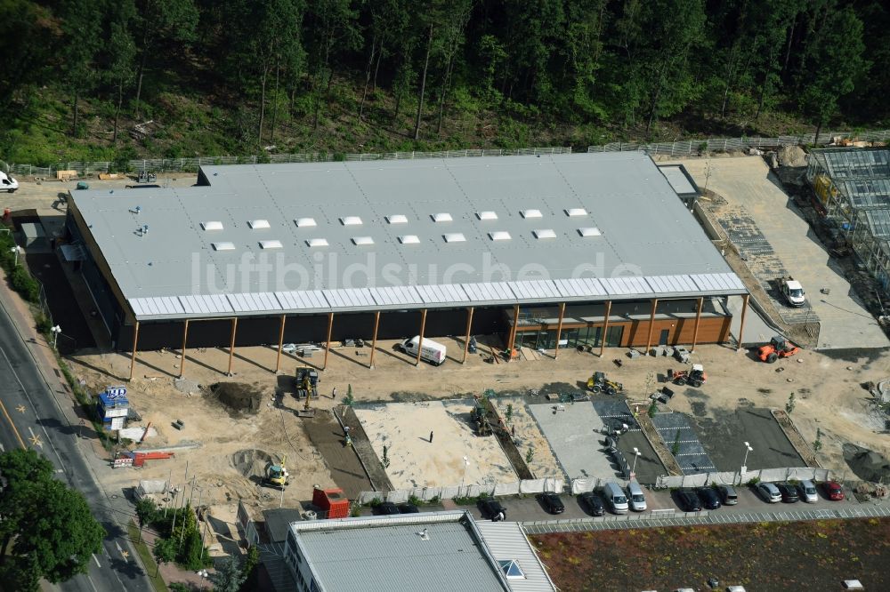 Hohen Neuendorf von oben - Baustelle zum Neubau am Gelände des Einkaufszentrum am ehemaligen OBI - Baumarkt an der Schönfließer Straße in Hohen Neuendorf im Bundesland Brandenburg