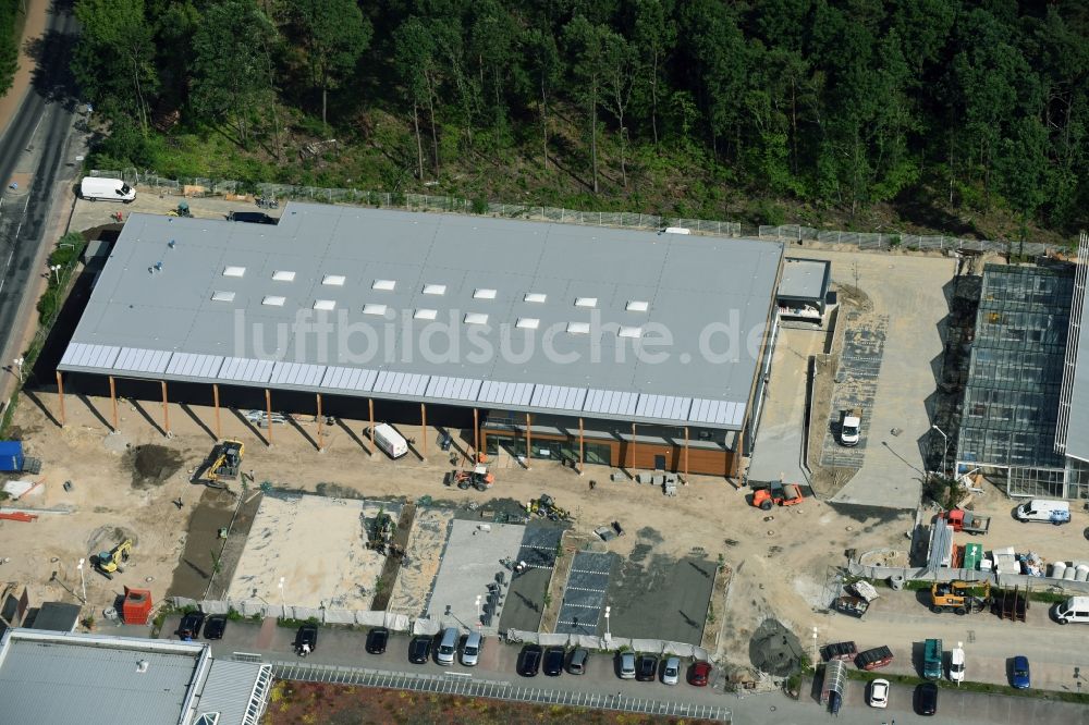 Luftaufnahme Hohen Neuendorf - Baustelle zum Neubau am Gelände des Einkaufszentrum am ehemaligen OBI - Baumarkt an der Schönfließer Straße in Hohen Neuendorf im Bundesland Brandenburg