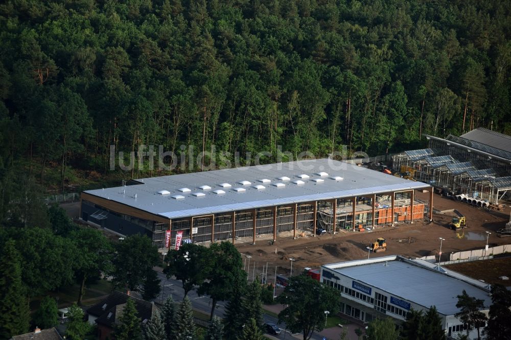 Luftaufnahme Hohen Neuendorf - Baustelle zum Neubau am Gelände des Einkaufszentrum am ehemaligen OBI - Baumarkt an der Schönfließer Straße in Hohen Neuendorf im Bundesland Brandenburg