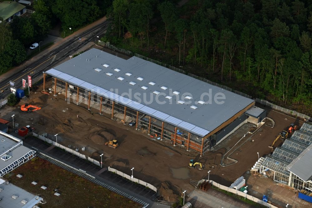 Hohen Neuendorf aus der Vogelperspektive: Baustelle zum Neubau am Gelände des Einkaufszentrum am ehemaligen OBI - Baumarkt an der Schönfließer Straße in Hohen Neuendorf im Bundesland Brandenburg