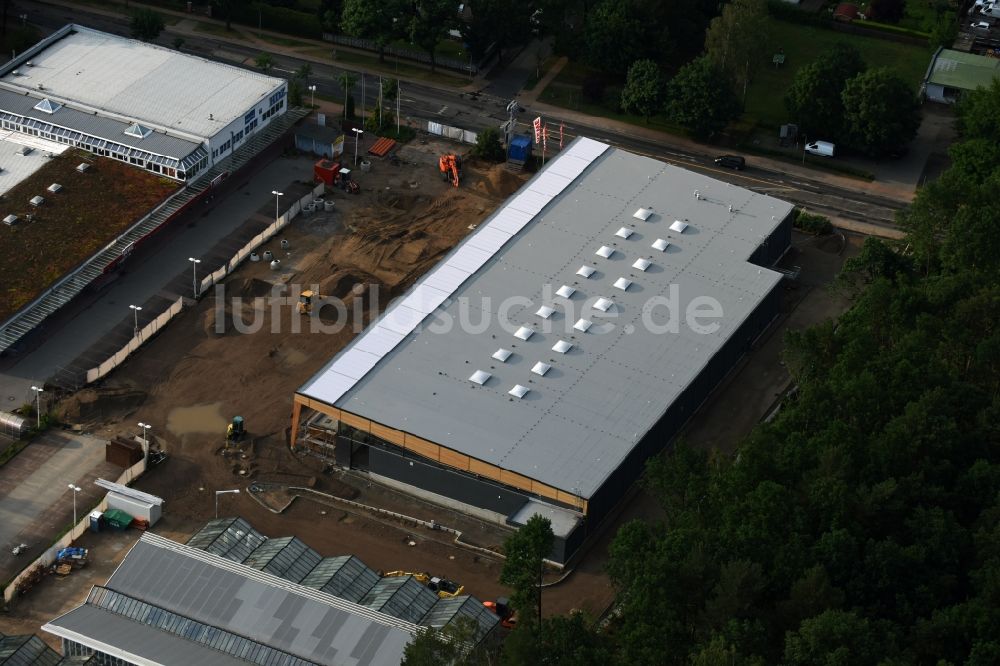 Luftaufnahme Hohen Neuendorf - Baustelle zum Neubau am Gelände des Einkaufszentrum am ehemaligen OBI - Baumarkt an der Schönfließer Straße in Hohen Neuendorf im Bundesland Brandenburg