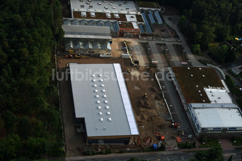 Luftaufnahme Hohen Neuendorf - Baustelle zum Neubau am Gelände des Einkaufszentrum am ehemaligen OBI - Baumarkt an der Schönfließer Straße in Hohen Neuendorf im Bundesland Brandenburg