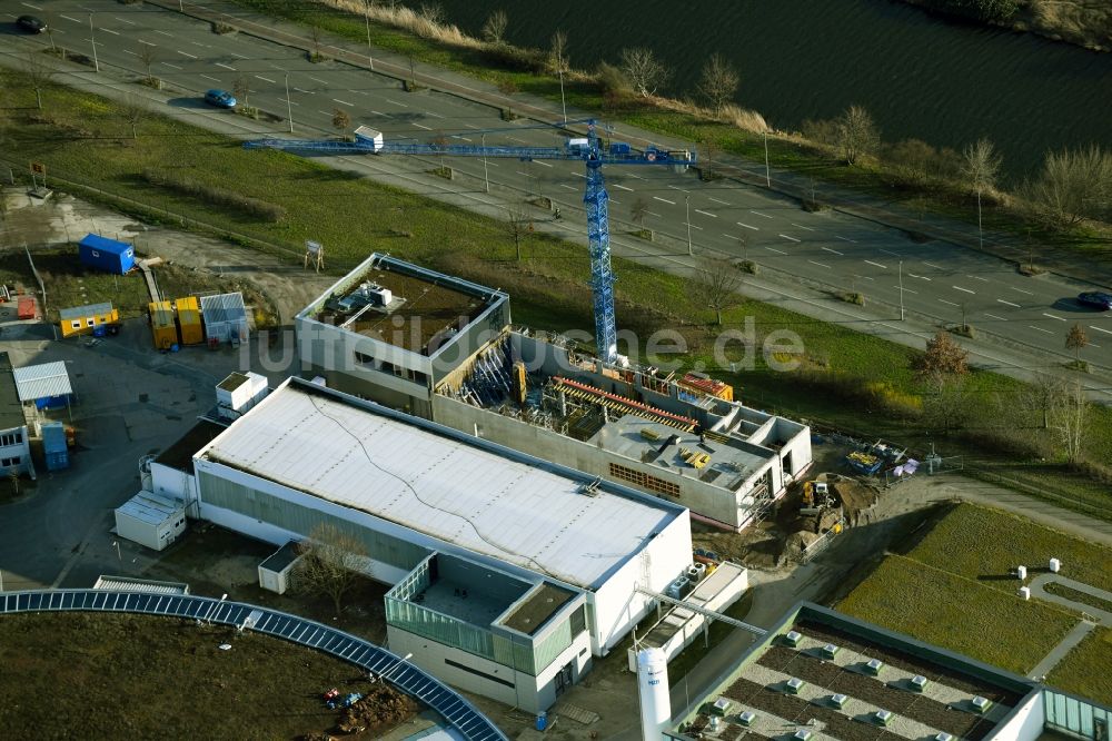 Luftaufnahme Berlin - Baustelle zum Neubau am Gelände des Helmholtz-Zentrum Berlin für Materialien und Energie am Ernst-Ruska-Ufer im Ortsteil Adlershof in Berlin, Deutschland