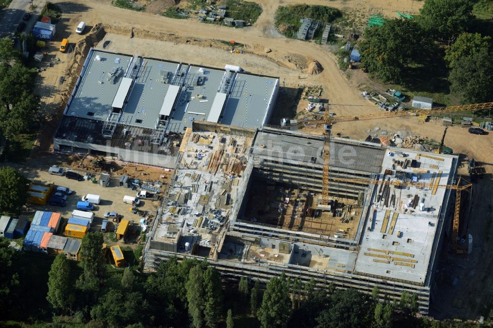 Potsdam aus der Vogelperspektive: Baustelle zum Neubau der Gesamtschule Leonardo-Da-Vinci an der Esplanade in Potsdam im Bundesland Brandenburg