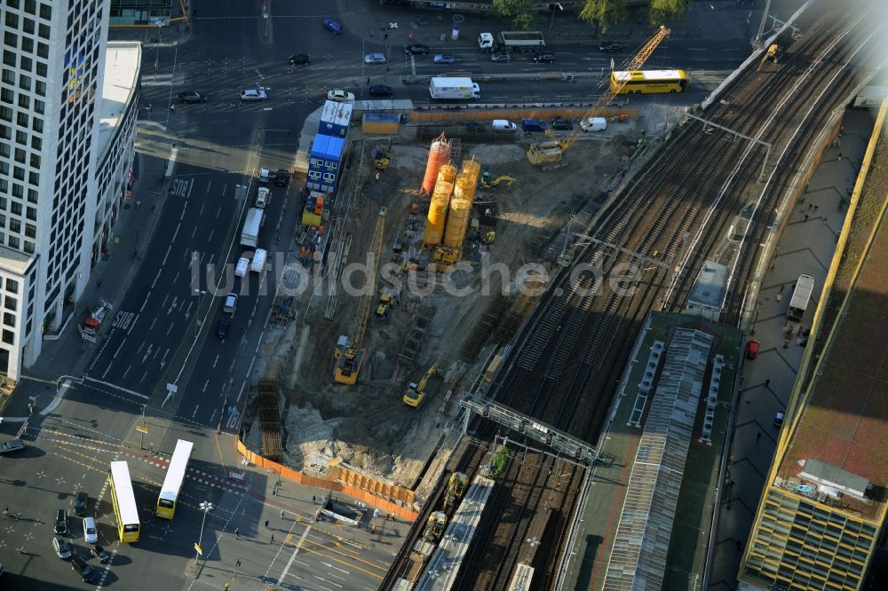 Berlin aus der Vogelperspektive: Baustelle zum Neubau eines Geschäftshauses mit Ladenflächen am Bahnhof Zoo an der Joachimsthaler Straße in Berlin