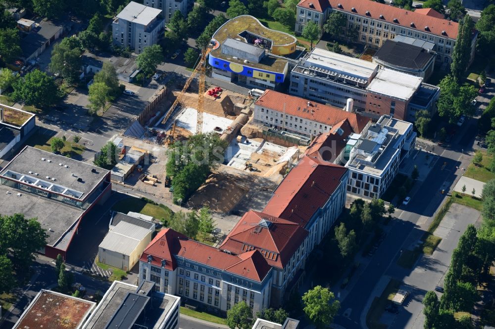 Luftaufnahme Dresden - Baustelle zum Neubau eines Gesundheitszentrum und Ärztehauses des Nationalen Centrum für Tumorerkrankungen an der Mildred-Scheel-Straße im Ortsteil Altstadt in Dresden im Bundesland Sachsen, Deutschland