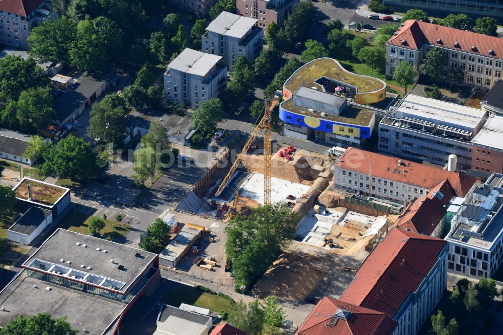 Dresden von oben - Baustelle zum Neubau eines Gesundheitszentrum und Ärztehauses des Nationalen Centrum für Tumorerkrankungen an der Mildred-Scheel-Straße im Ortsteil Altstadt in Dresden im Bundesland Sachsen, Deutschland