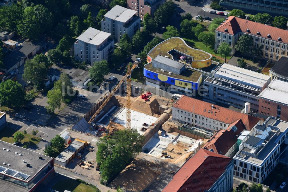 Dresden aus der Vogelperspektive: Baustelle zum Neubau eines Gesundheitszentrum und Ärztehauses des Nationalen Centrum für Tumorerkrankungen an der Mildred-Scheel-Straße im Ortsteil Altstadt in Dresden im Bundesland Sachsen, Deutschland