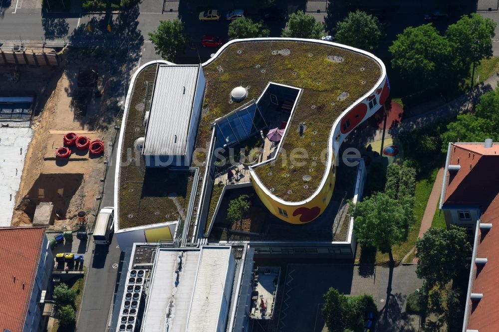 Dresden von oben - Baustelle zum Neubau eines Gesundheitszentrum und Ärztehauses des Nationalen Centrum für Tumorerkrankungen an der Mildred-Scheel-Straße im Ortsteil Altstadt in Dresden im Bundesland Sachsen, Deutschland