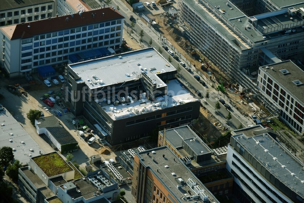 Leipzig aus der Vogelperspektive: Baustelle zum Neubau eines Gesundheitszentrum und Ärztehauses Rheumazentrum am Universitätsklinikum Leipzig an der Salomonstraße im Ortsteil Mitte in Leipzig im Bundesland Sachsen, Deutschland