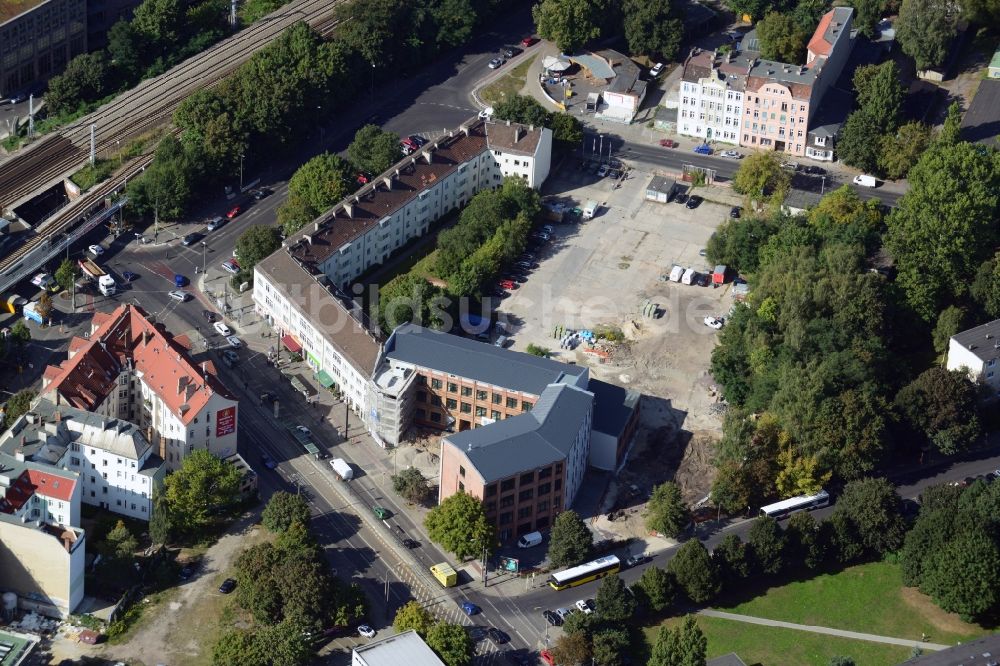 Berlin Köpenick aus der Vogelperspektive: Baustelle zum Neubau eines Gesundheitszentrums an der Mahlsdorfer Straße Ecke Kaulsdorfer Straße in Berlin - Köpenick