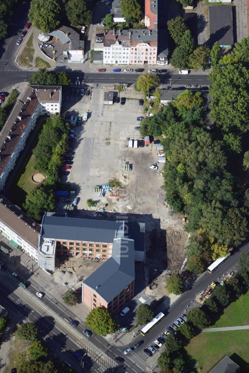 Luftaufnahme Berlin Köpenick - Baustelle zum Neubau eines Gesundheitszentrums an der Mahlsdorfer Straße Ecke Kaulsdorfer Straße in Berlin - Köpenick