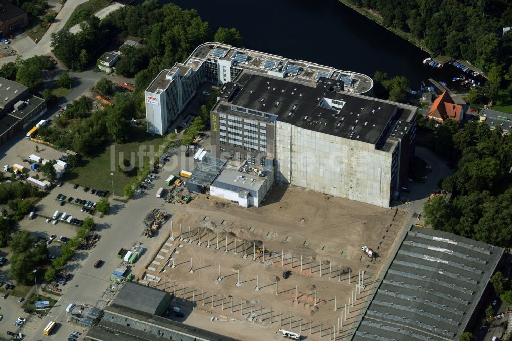 Berlin aus der Vogelperspektive: Baustelle zum Neubau Gewerbe- und Logstikpark Dock 100 der BEOS AG in Berlin