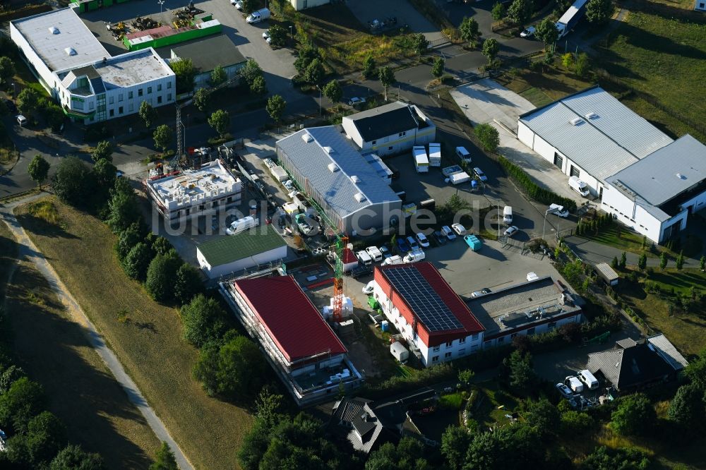 Luftaufnahme Hoppegarten - Baustelle zum Neubau der GLU mbH - Ges. für Lebensmittel- und Umweltconsulting an der Handwerkerstraße in Hoppegarten im Bundesland Brandenburg, Deutschland