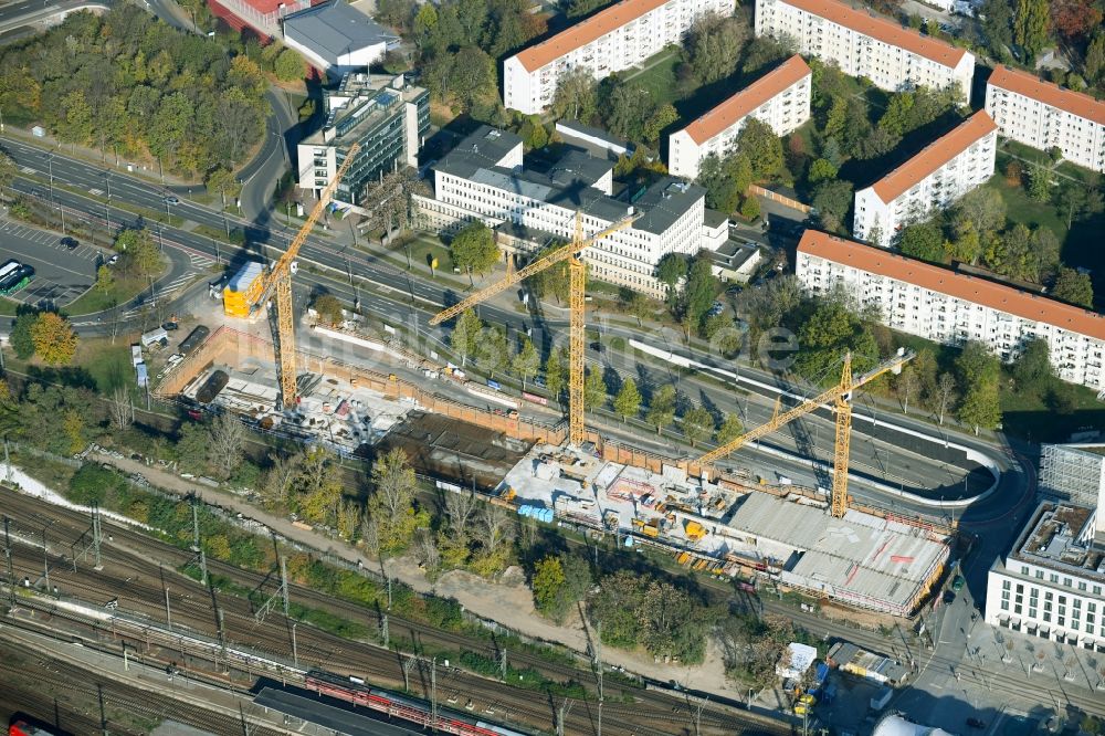 Dresden von oben - Baustelle zum Neubau eines Großprojekts mit einem Hotel, einem Einkaufsmarkt und einem Büro- und Geschäftshaus an der Ammonstraße in Dresden im Bundesland Sachsen, Deutschland