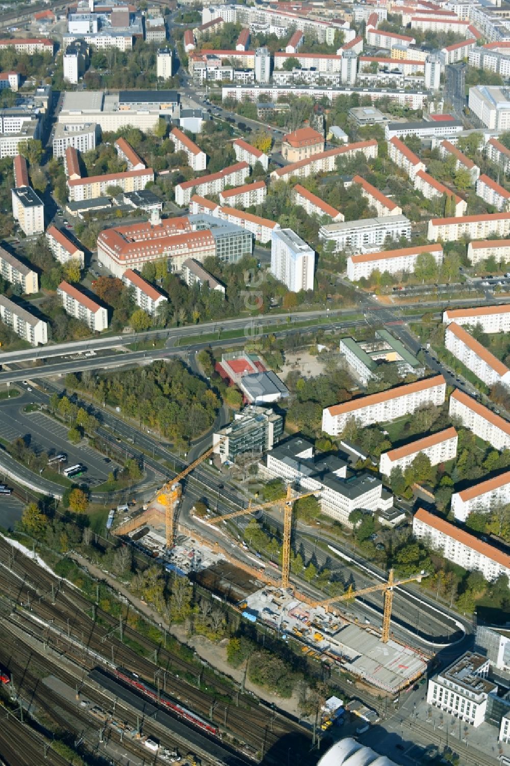 Dresden aus der Vogelperspektive: Baustelle zum Neubau eines Großprojekts mit einem Hotel, einem Einkaufsmarkt und einem Büro- und Geschäftshaus an der Ammonstraße in Dresden im Bundesland Sachsen, Deutschland