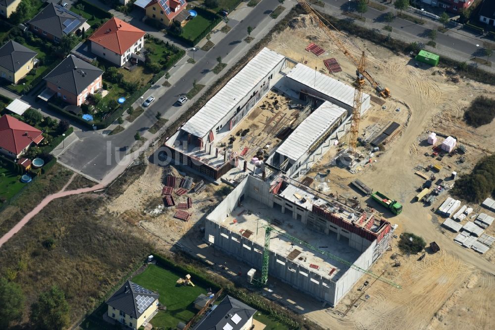 Luftbild Berlin - Baustelle zum Neubau einer Grundschule am Habichtshorst im Stadtteil Biesdorf im Bezirk Marzahn-Hellersdorf in Berlin