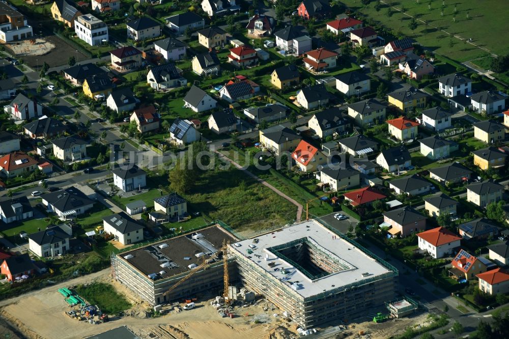 Luftbild Berlin - Baustelle zum Neubau einer Grundschule am Habichtshorst im Stadtteil Biesdorf im Bezirk Marzahn-Hellersdorf in Berlin