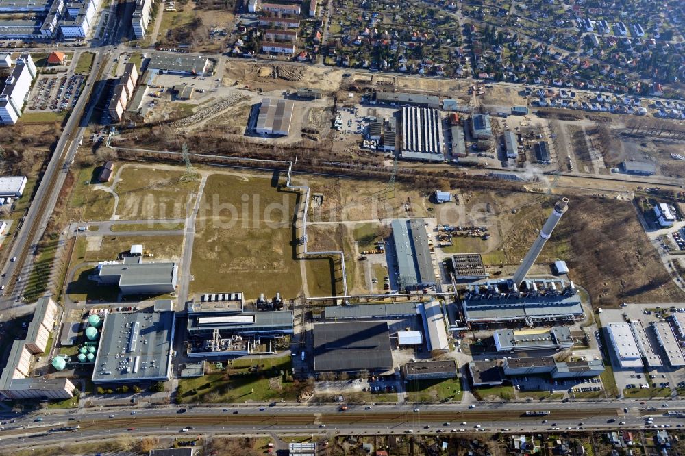 Luftaufnahme Berlin - Baustelle zum Neubau des Heizkraftwerkes - Kraft-Wärme-Kopplungsanlage im Ortsteil Marzahn in Berlin, Deutschland