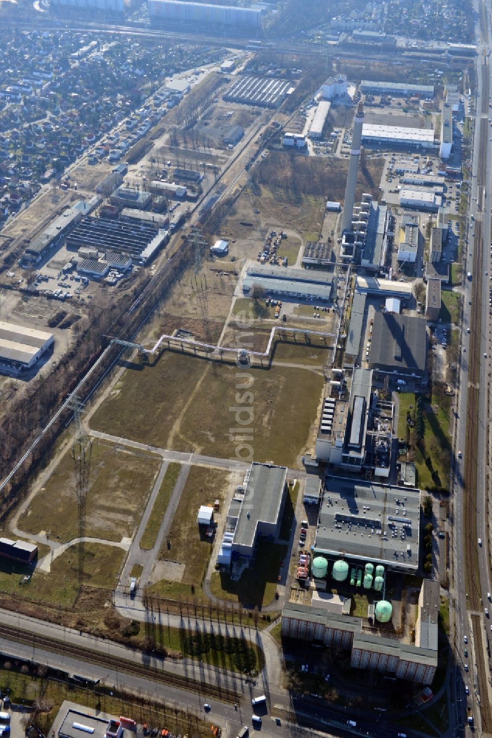 Luftaufnahme Berlin - Baustelle zum Neubau des Heizkraftwerkes - Kraft-Wärme-Kopplungsanlage im Ortsteil Marzahn in Berlin, Deutschland