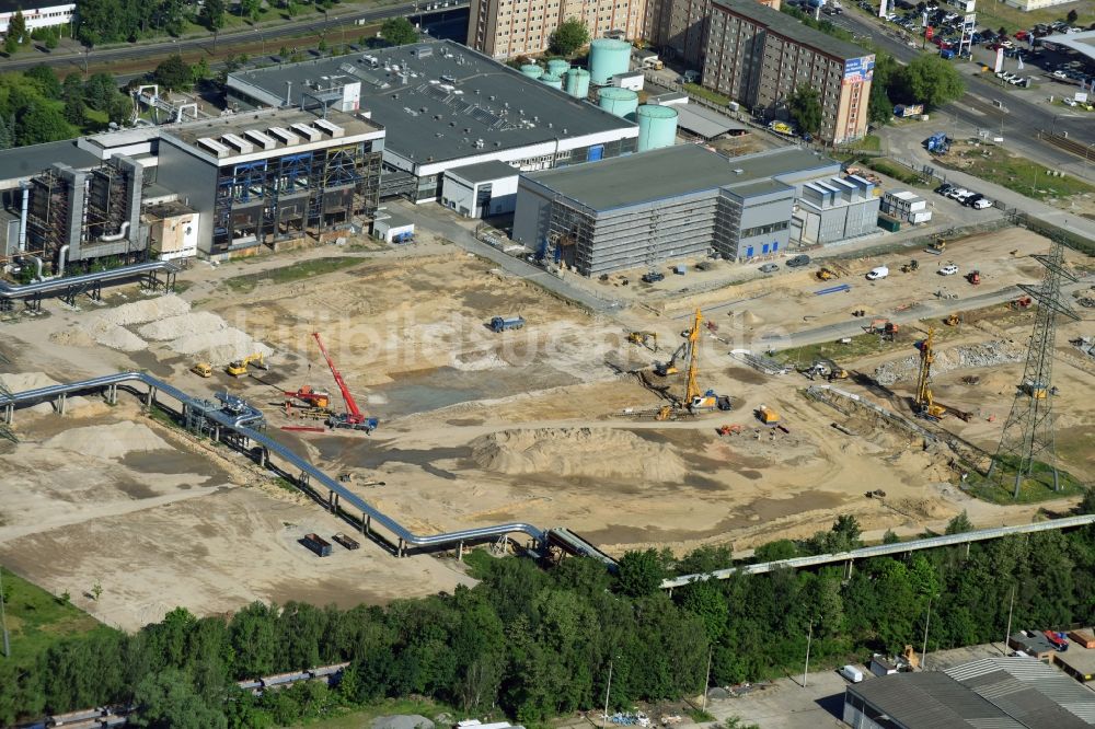 Berlin aus der Vogelperspektive: Baustelle zum Neubau des Heizkraftwerkes - Kraft-Wärme-Kopplungsanlage im Ortsteil Marzahn in Berlin, Deutschland