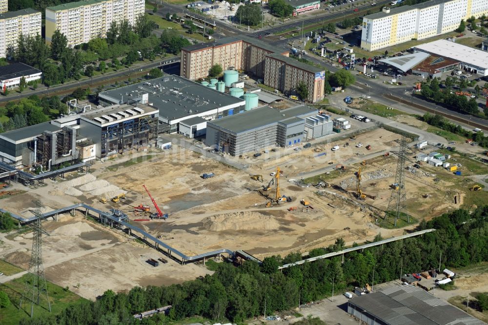 Luftbild Berlin - Baustelle zum Neubau des Heizkraftwerkes - Kraft-Wärme-Kopplungsanlage im Ortsteil Marzahn in Berlin, Deutschland