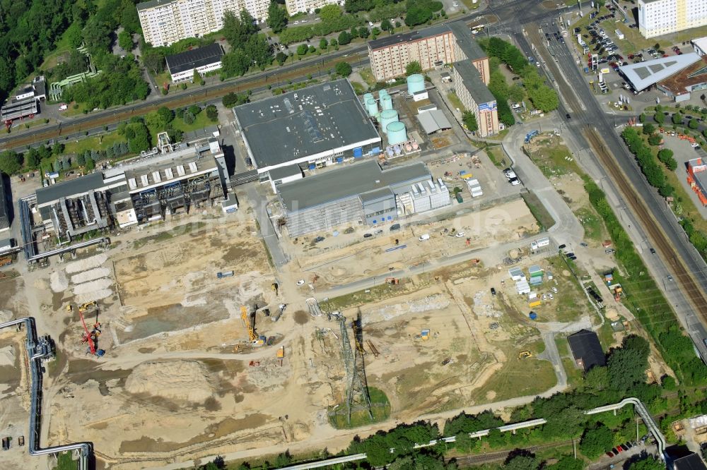 Luftbild Berlin - Baustelle zum Neubau des Heizkraftwerkes - Kraft-Wärme-Kopplungsanlage im Ortsteil Marzahn in Berlin, Deutschland