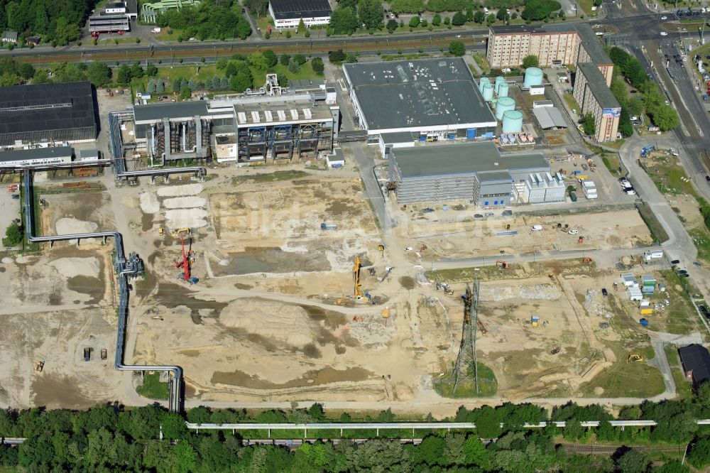 Luftaufnahme Berlin - Baustelle zum Neubau des Heizkraftwerkes - Kraft-Wärme-Kopplungsanlage im Ortsteil Marzahn in Berlin, Deutschland