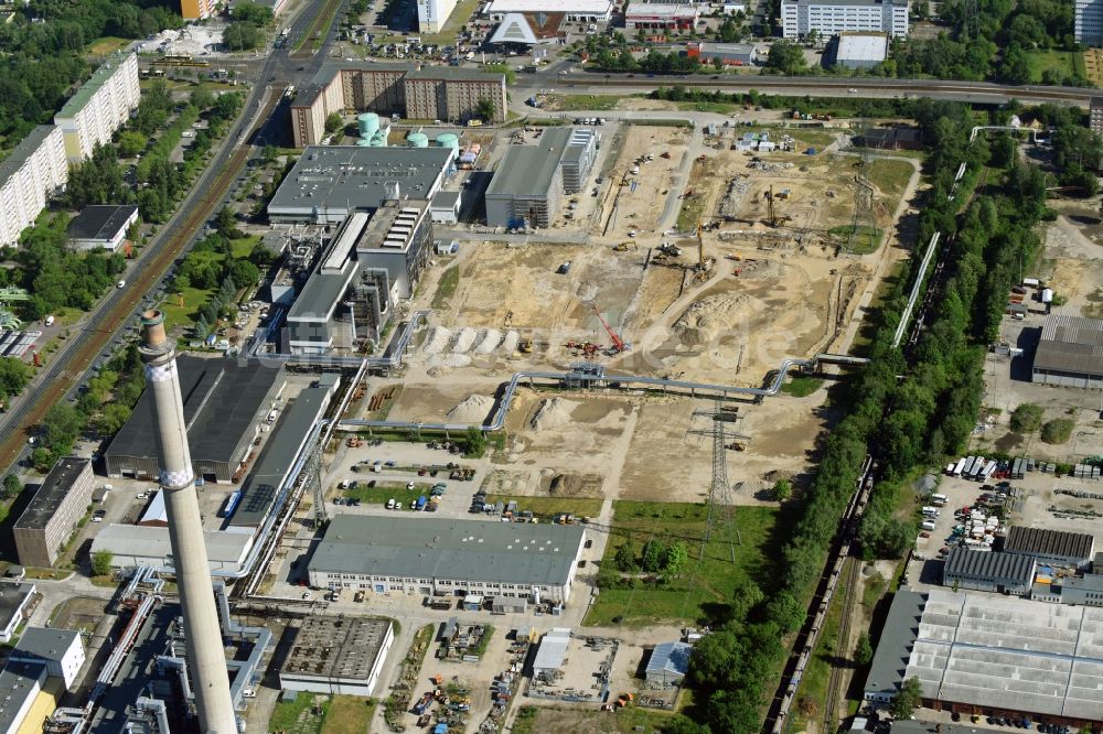 Luftbild Berlin - Baustelle zum Neubau des Heizkraftwerkes - Kraft-Wärme-Kopplungsanlage im Ortsteil Marzahn in Berlin, Deutschland