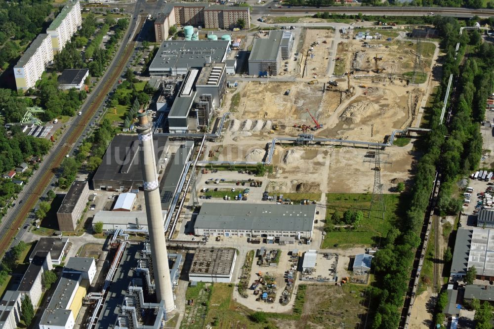 Luftaufnahme Berlin - Baustelle zum Neubau des Heizkraftwerkes - Kraft-Wärme-Kopplungsanlage im Ortsteil Marzahn in Berlin, Deutschland