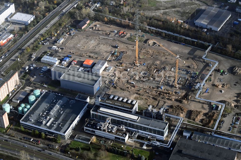 Berlin aus der Vogelperspektive: Baustelle zum Neubau des Heizkraftwerkes - Kraft-Wärme-Kopplungsanlage im Ortsteil Marzahn in Berlin, Deutschland