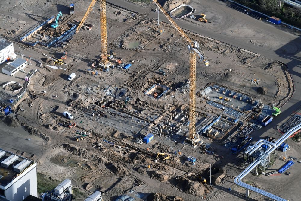 Luftbild Berlin - Baustelle zum Neubau des Heizkraftwerkes - Kraft-Wärme-Kopplungsanlage im Ortsteil Marzahn in Berlin, Deutschland