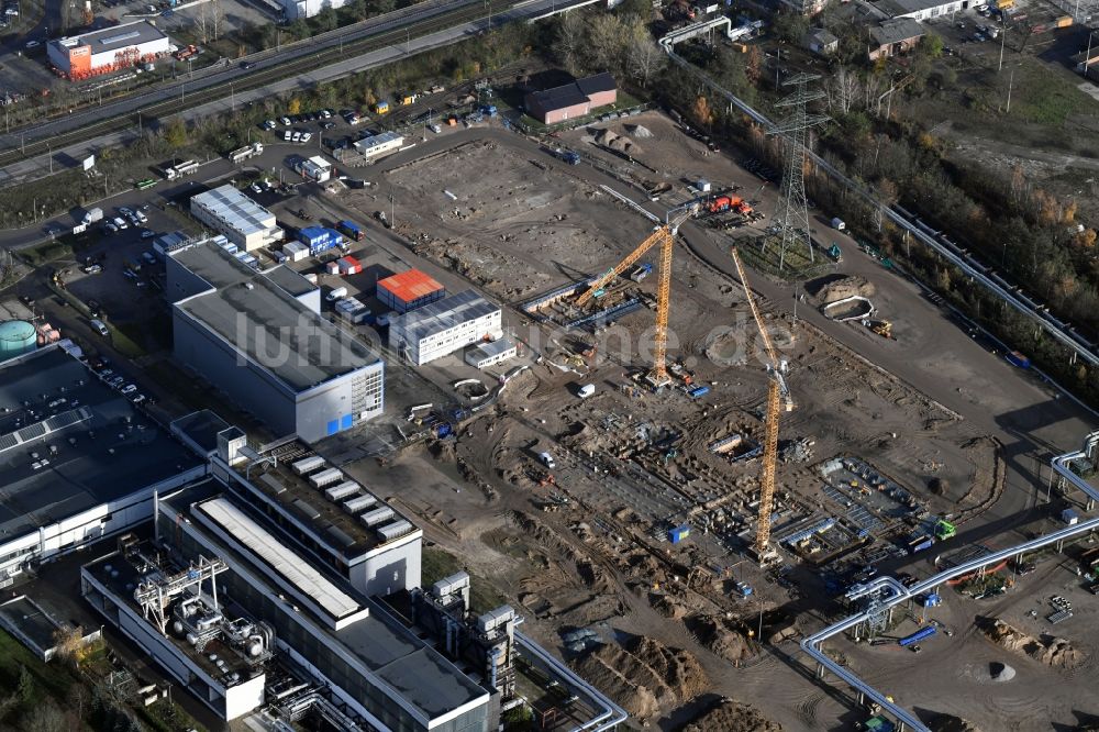 Berlin von oben - Baustelle zum Neubau des Heizkraftwerkes - Kraft-Wärme-Kopplungsanlage im Ortsteil Marzahn in Berlin, Deutschland