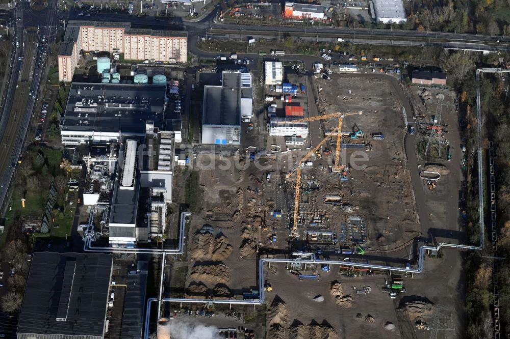 Luftbild Berlin - Baustelle zum Neubau des Heizkraftwerkes - Kraft-Wärme-Kopplungsanlage im Ortsteil Marzahn in Berlin, Deutschland